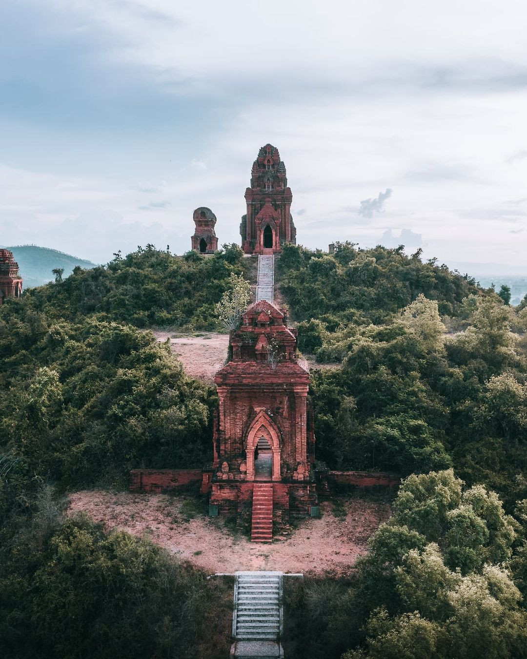 Tháp Bánh Ít ở Quy Nhơn – Vẻ đẹp bí ẩn của kiến trúc Chăm cổ